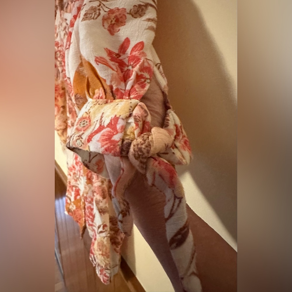 LAUREN CONRAD size SMALL cream with floral print buttoned up short sleeved top - Picture 4 of 7